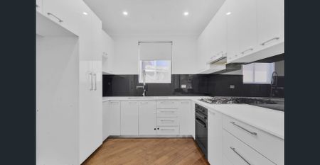 Charming 2-Bedroom House in Kingsgrove - Photo 2