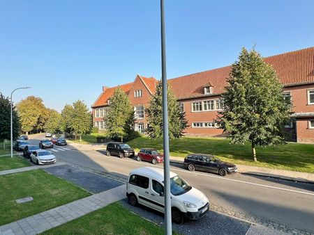 Recent centraal gelegen appartement met terras en garage - Photo 4