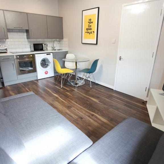 4 bedroom flat to rent - Photo 1