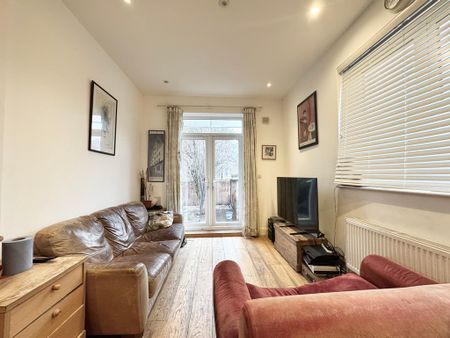 3 Bedroom Apartment, Stanstead Road, London - Photo 2