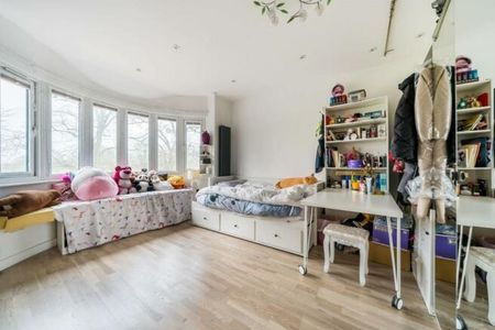 3 Bed Semi-Detached House, Canberra Road, SE7 - Photo 3