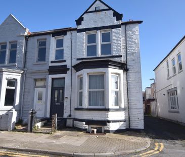 To Let Flat - Photo 3