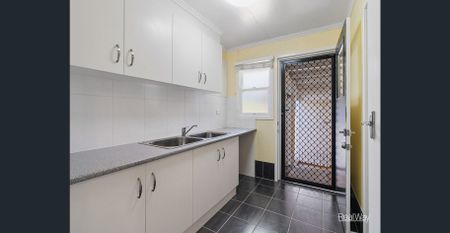 Charming Home with Breathtaking Escarpment Views in Mount Lofty - Photo 3