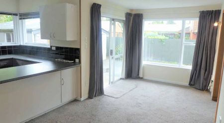 REDWOOD - 3 BEDROOM - DOUBLE GARAGE IN QUIET CUL DE SAC - Photo 5