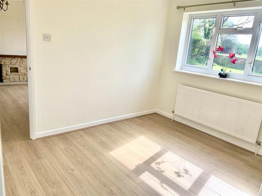 4 bedroom bungalow to rent - Photo 1