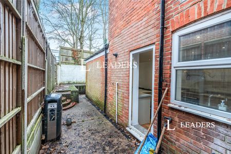 house to rent Sandhurst Road, Southampton, Hampshire, SO15 - Photo 3