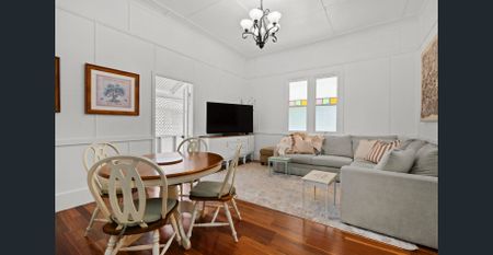 Charming Fully Furnished Riverfront Queenslander with Expansive Verandahs - Photo 3