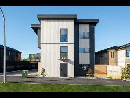 Brand new - High Spec, 3 bed 3 bath townhouse - Photo 2