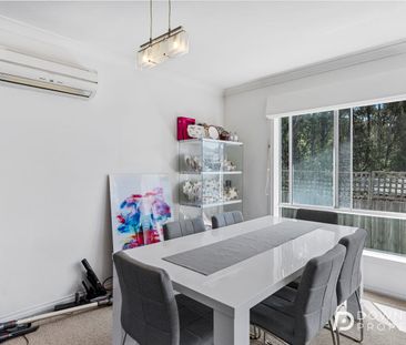 Modern Sun-Filled Villa with Private Deck and Quality Finishes in Q... - Photo 4