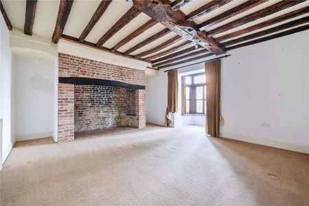 Six-bedroom detached former farmhouse with ground-floor lateral living. - Photo 3