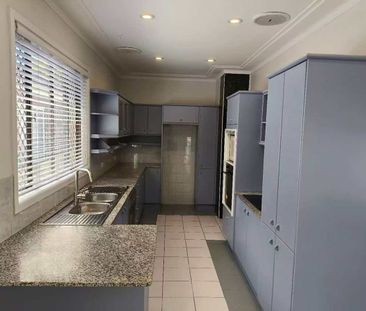 Newly Renovated House In A Quiet, Convenient Location - Photo 4