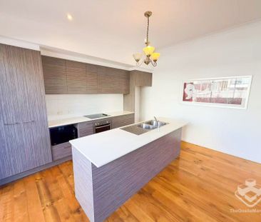 Stylish 4-Bedroom Unit with Outdoor Living in Highgate Hill - Photo 6