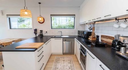 Upmarket three-bedroom home in Johnsonville - Photo 5