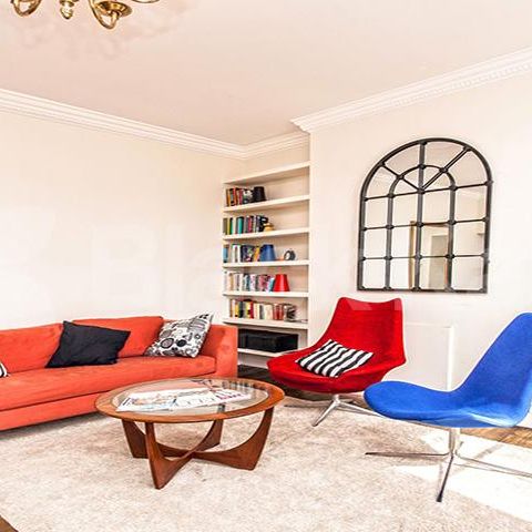 Stunning two bed set within a period house in zone 1 location - Photo 1