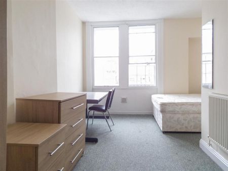 5 bedroom flat to rent - Photo 2