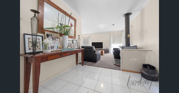 Living In The Heart Of Craigieburn!!!! - Photo 1