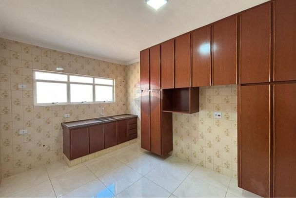 Casa de 3 quartos sendo 1 suíte, área de lazer aos fundos - Foto 1