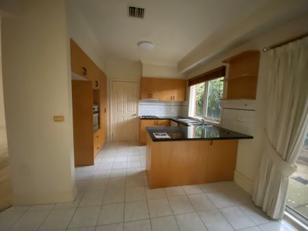 Spacious, Three Bedroom Townhouse in the Heart of Kew - Photo 4