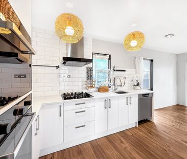 Executive-Style Villa with a Unique Layout in Glendene - Photo 5