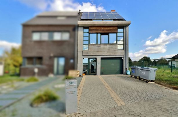 Recente en energiezuinige 3-gevelwoning met 3 slaapkamers, garage en tuin - Foto 1