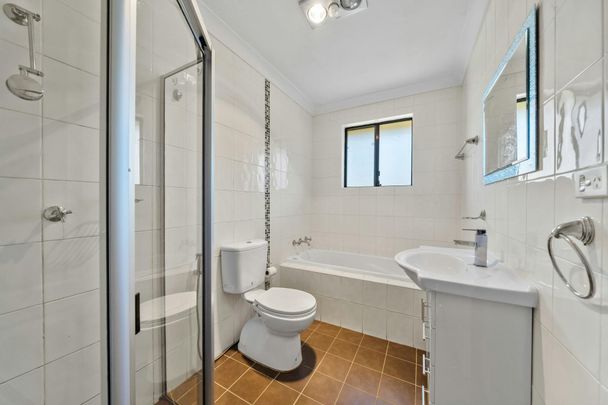 SPLIT LEVEL THREE BEDROOM IN A CENTRAL LOCATION - Photo 1