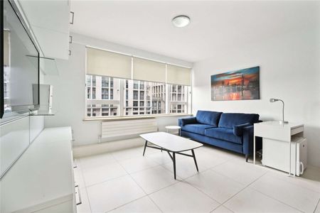 Beautiful modern 1 bedroom apartment, immaculately presented and beautifully furnished. With concierge and stunning roof top terrace. - Photo 2