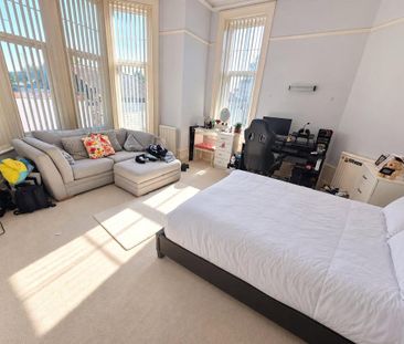 4 bedroom flat to rent - Photo 3