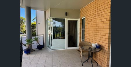 SPACIOUS BEACHSIDE APARTMENT - Photo 2