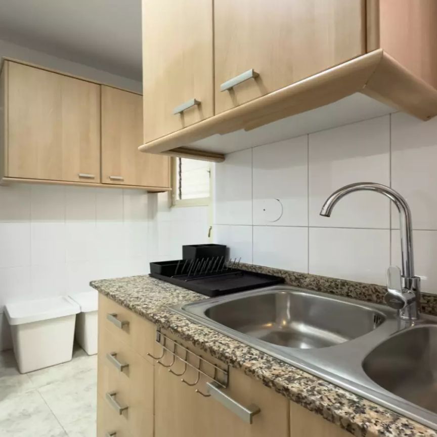 Single Bed in Rooms for rent in 5-bedroom apartment in Eixample - Photo 1