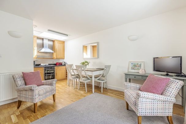 2 bedroom mews to rent - Photo 1