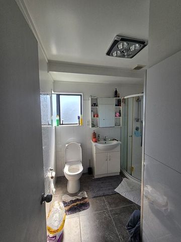 3 Bed Home with Extra Room Space – Secure Backyard - Photo 5