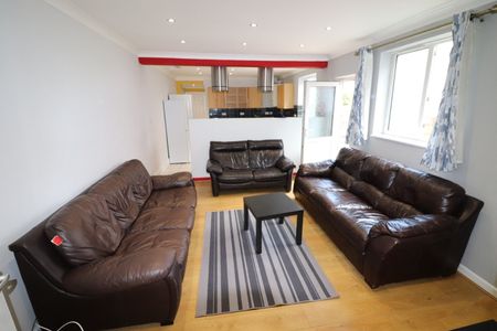 8 Bed Semi-Detached House, Alma Road, SO14 - Photo 2