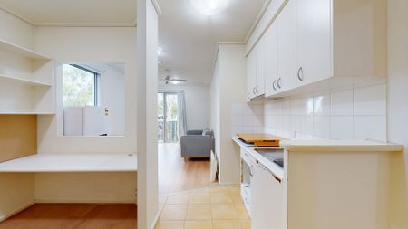 Wrap-Around Balcony Living in the Heart of Lygon Street - Photo 5