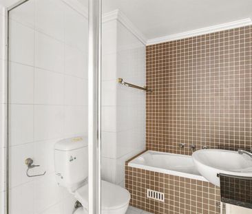 Sun-filled split level apartment - Photo 4