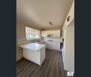 33 Centennial Close, Armidale, NSW 2350 - Photo 1