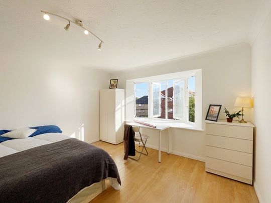 Room in a Shared Flat, Rossetti Road, SE16 - Photo 1