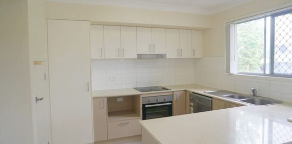 Corner Townhouse in Calamvale - Photo 2
