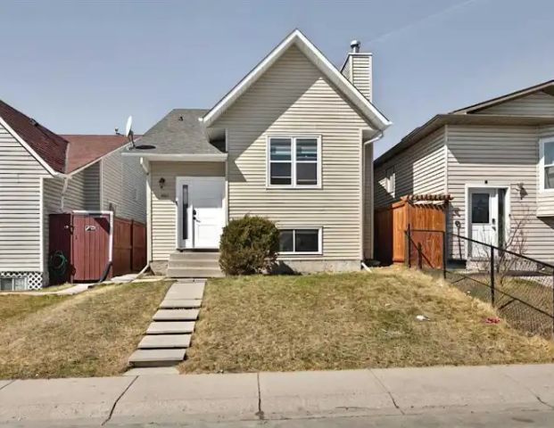 Main Floor for Rent – 3 Bed / 1.5 Bath in Falconridge (NE Calgary) | 228 Falmere Way Northeast, Calgary - Photo 1