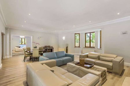 A five bedroom family home situated in the prestigious Wentworth Estate. - Photo 4