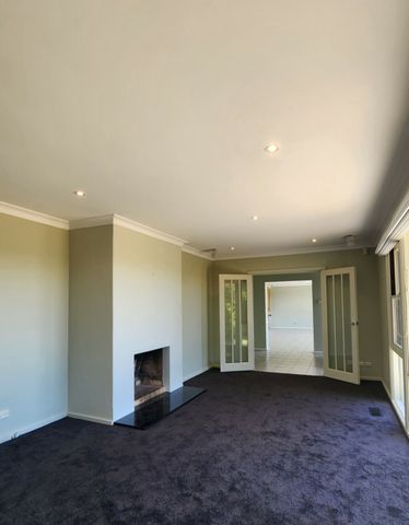 6 Hamelin Crescent, Narrabundah ACT, Belconnen - Photo 5