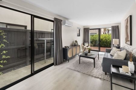 Lovely 2-bedroom townhouse in a great location! - Photo 3