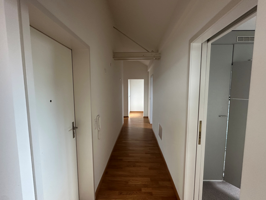 Grosse Dachwohnung ab sofort zu vermieten - Photo 1