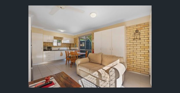 Coastal duplex + separate studio, walk-to-everything Tweed Heads - Photo 1