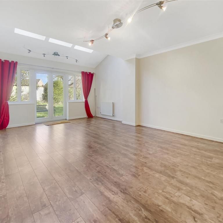 4 bedroom semi-detached house to rent - Photo 1