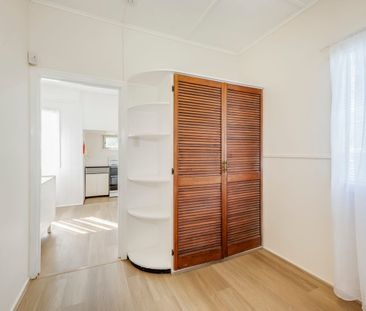 Well-Maintained 1950s Residence Moments From Schools, Cafés & Parks - Photo 5