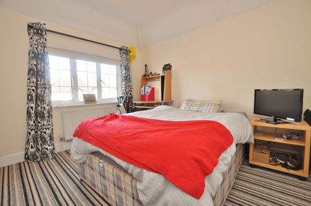 4 bedroom semi-detached house to rent - Photo 2