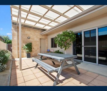 Stylish, Modern and Private - Photo 3