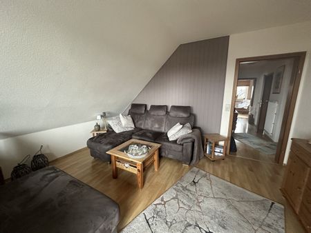 Delmenhorst: Ruhige und gemütliche 2 Zimmer DG-Whg. mit EBK, Loggia, Stellplatz und Kellerraum - Photo 2