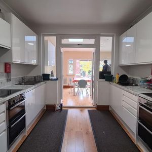 House share to rent - Photo 2