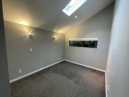 Sunny 3-Bedroom Townhouse in Sought-After Wadestown - Photo 2